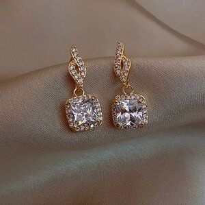 ✨3 FOR $28✨ 🆕️GOLD TONE RHINESTONE DROP EARRINGS